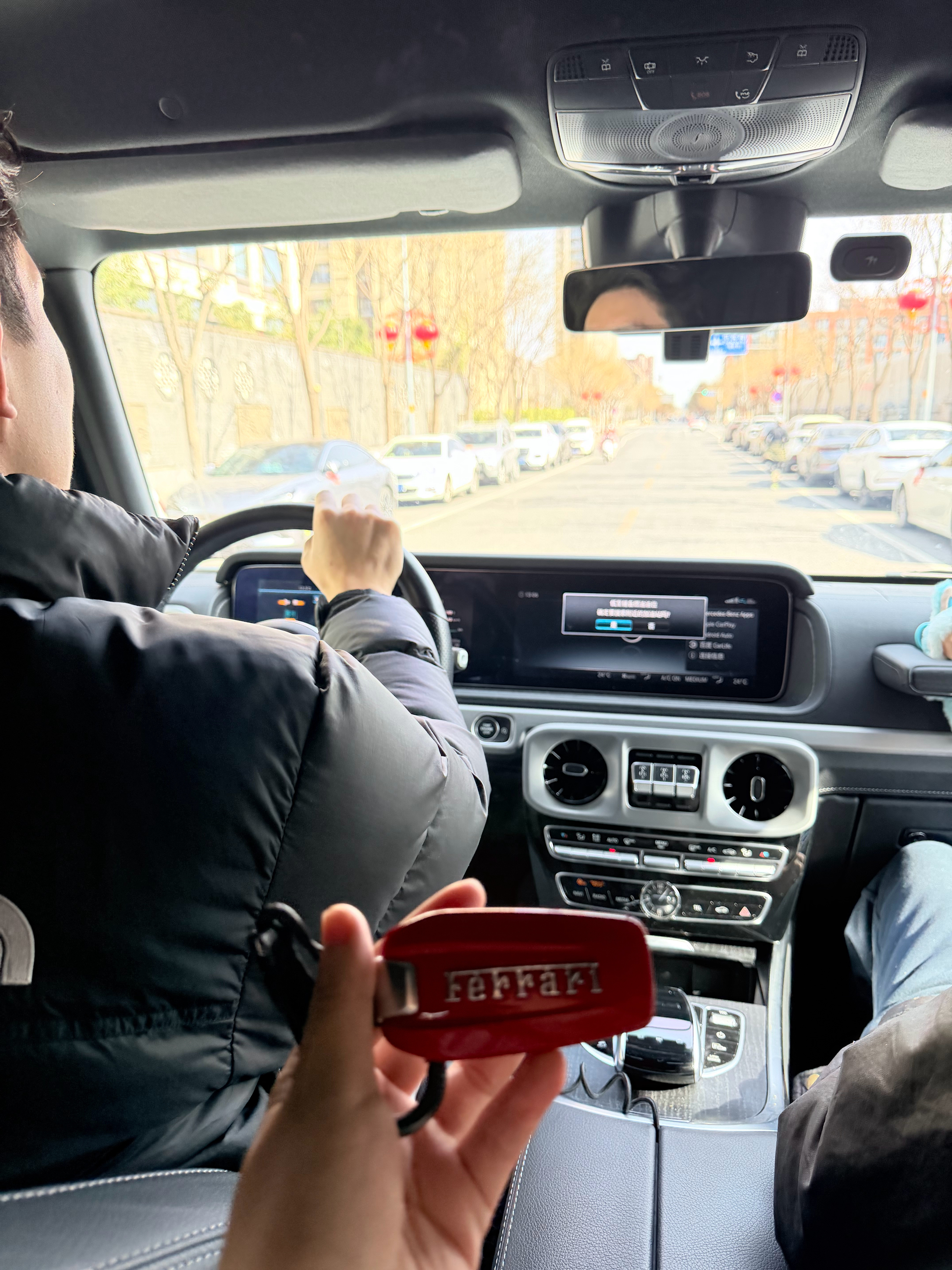 汤总拉着团伙来干饭问：图中这台是汤总的法拉利还是大G