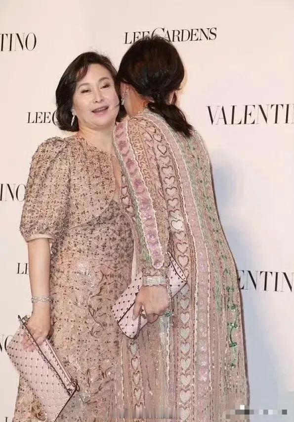 何超琼和刘嘉玲撞衫了，赢了身材，输了气场