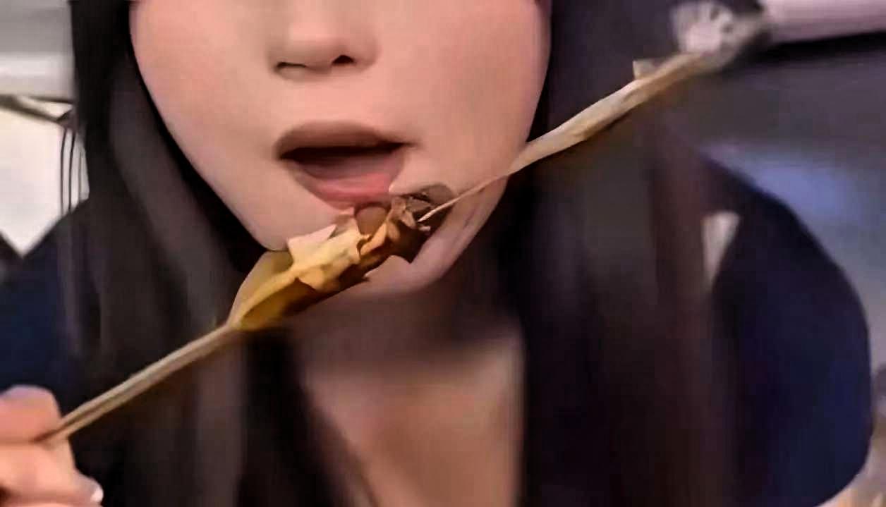 最近网上一段视频挺火，辽宁三个女孩半夜去吃烧烤，吃到一半特意打电话叫男生过来喝酒