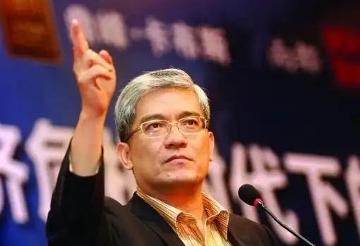 郎咸平称卢麒元用十年“喊醒了一个制度”，他多次发声，可为何六年里还有3万亿美元流