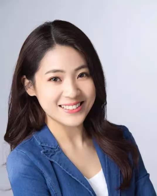 徐巧芯骂黄暐瀚无脑。因为黄暐瀚想替民进党的1.25万亿的防务特别预算解套，所以说