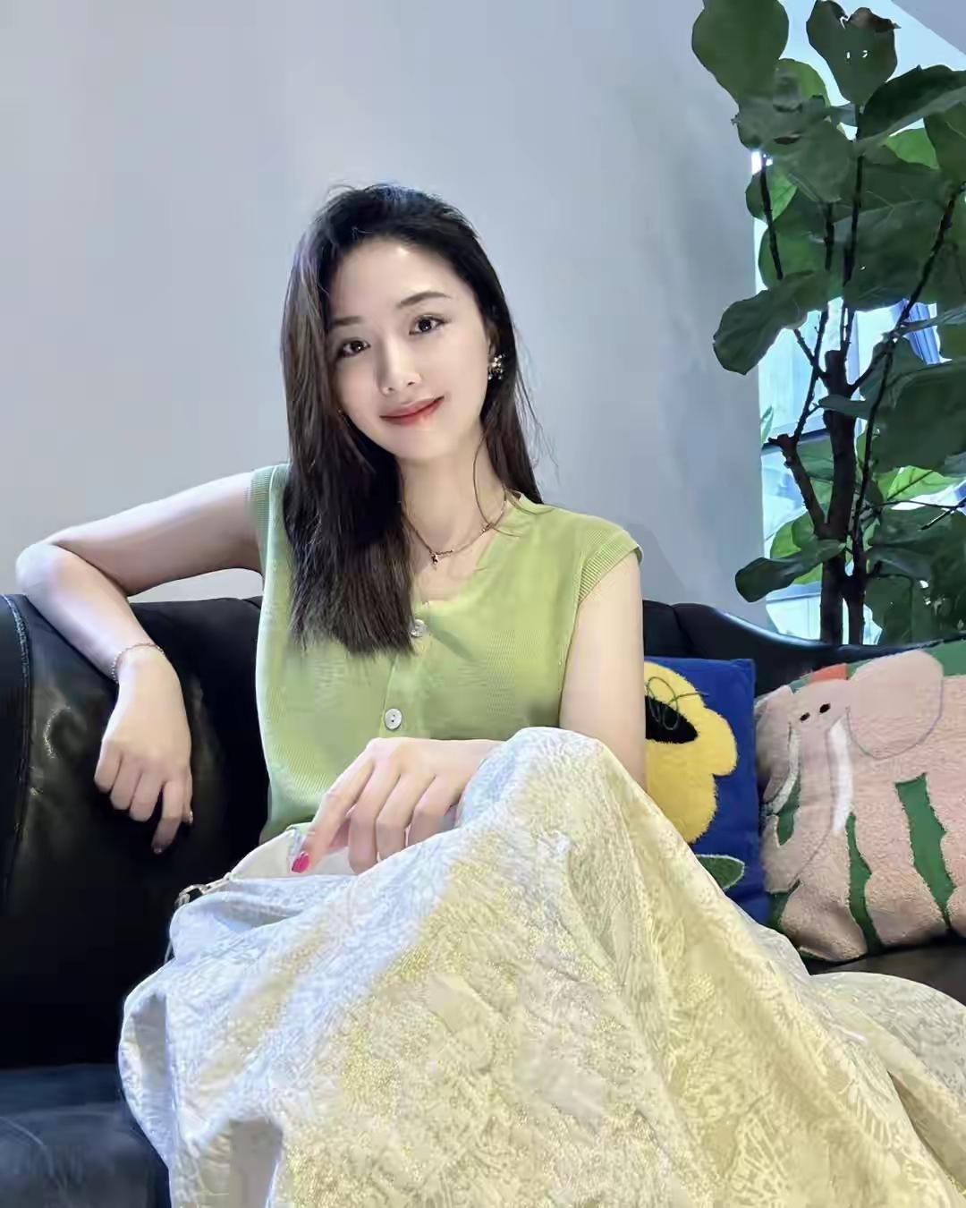 清新薄荷绿上衣搭配复古印花裙，轻松自在的一天