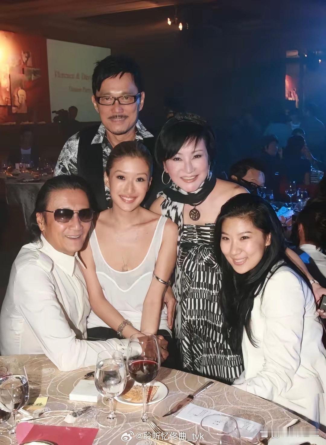 拍摄于2011年，谢贤与前女友CoCo、女儿谢婷婷、前妻狄波拉以及狄波拉老公江耀城合影​