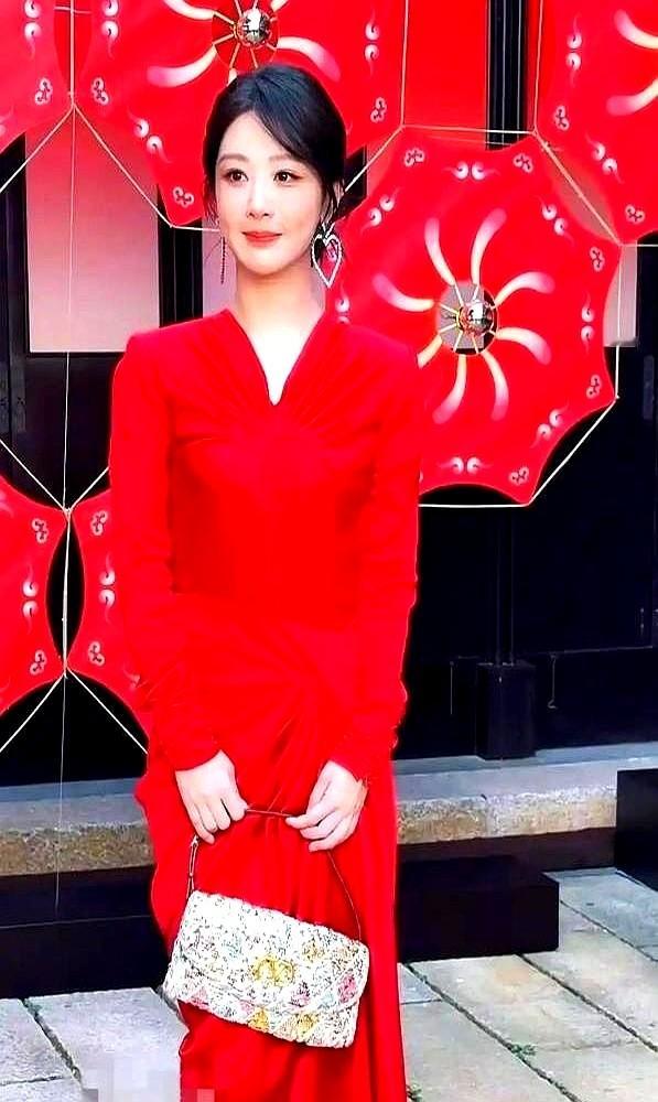 杨紫一把搂住徐帆贴脸撒娇，旁边的人都看愣了。这俩人连部戏都没合作过。原来在宋丹丹攒的局上，杨紫盯着徐