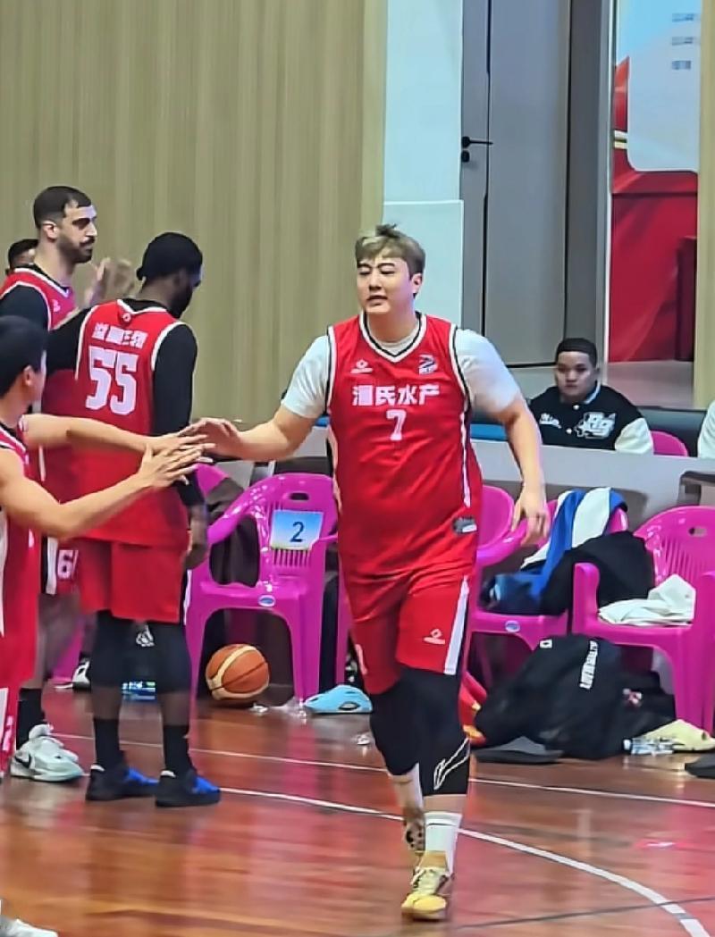 张明池在广东打“东菱杯”，除了很胖，同队还有两个老外张明池之所以还在广东打球