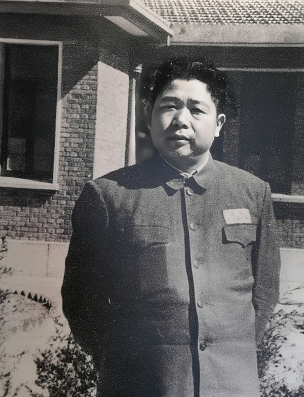 北京军区司令员陈锡联带头参加跳远比赛，因为准备不充分，猛地一跳，落地时扭伤了脚，