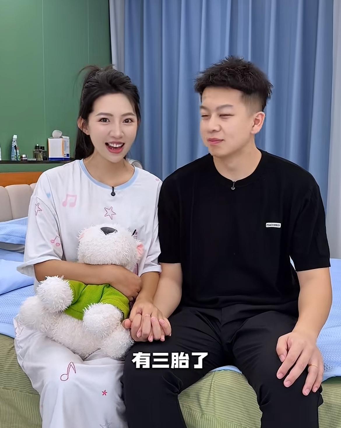 麦小登正式官宣三胎喜讯，结婚三年，连续迎三胎夫妻双双官宣，老公世豪模样憔悴，消