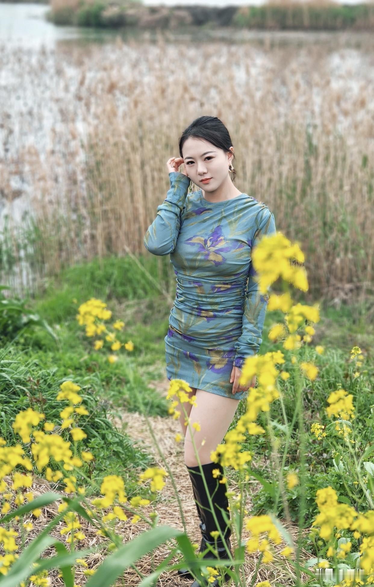 有哪些美女让人过目难忘？一个女生安静地的妆容，阳光洒在她身上，那专注的模样特别动
