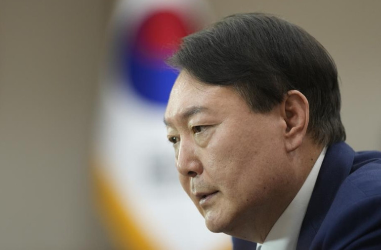韩国特检申请拘捕尹锡悦韩国前总统尹锡悦因去年12月3日擅自宣布全国戒严令，这