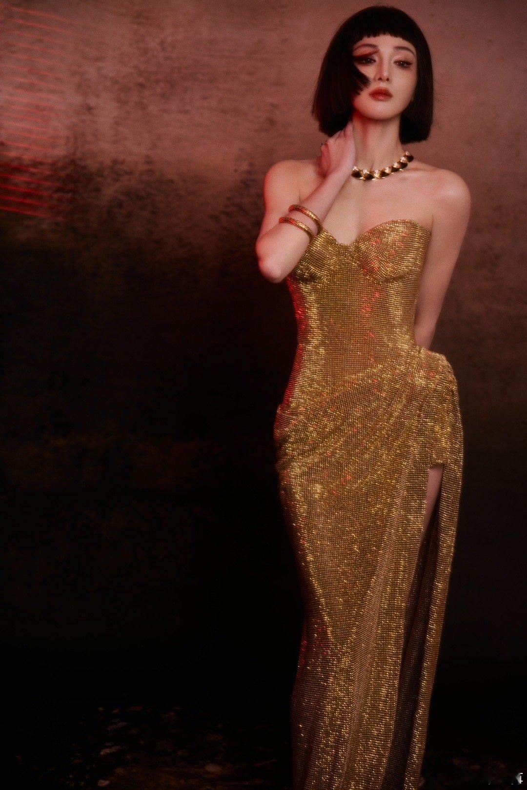 彭小苒女人不狠地位不稳彭小苒的“狠”是带锋芒的自律！面对变化，她用一句“女人