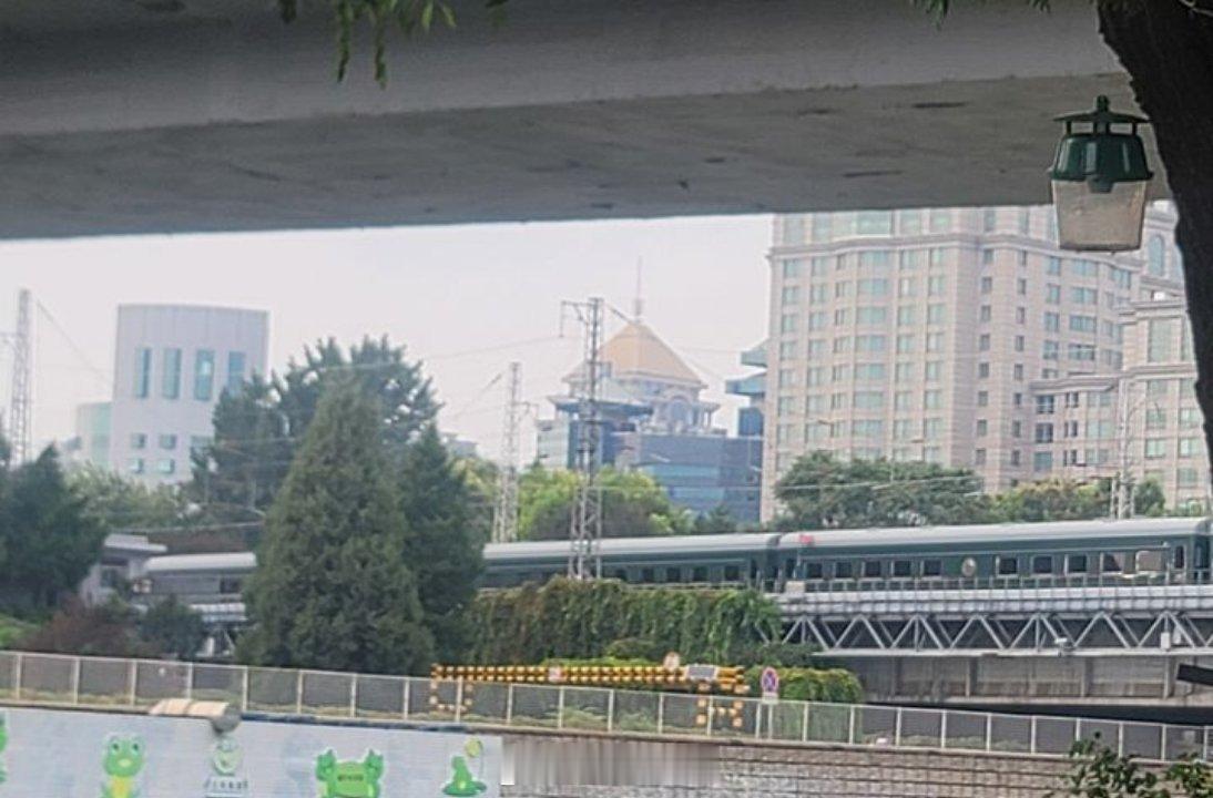 金正恩抵达北京金正恩乘坐的火车抵达北京​​​