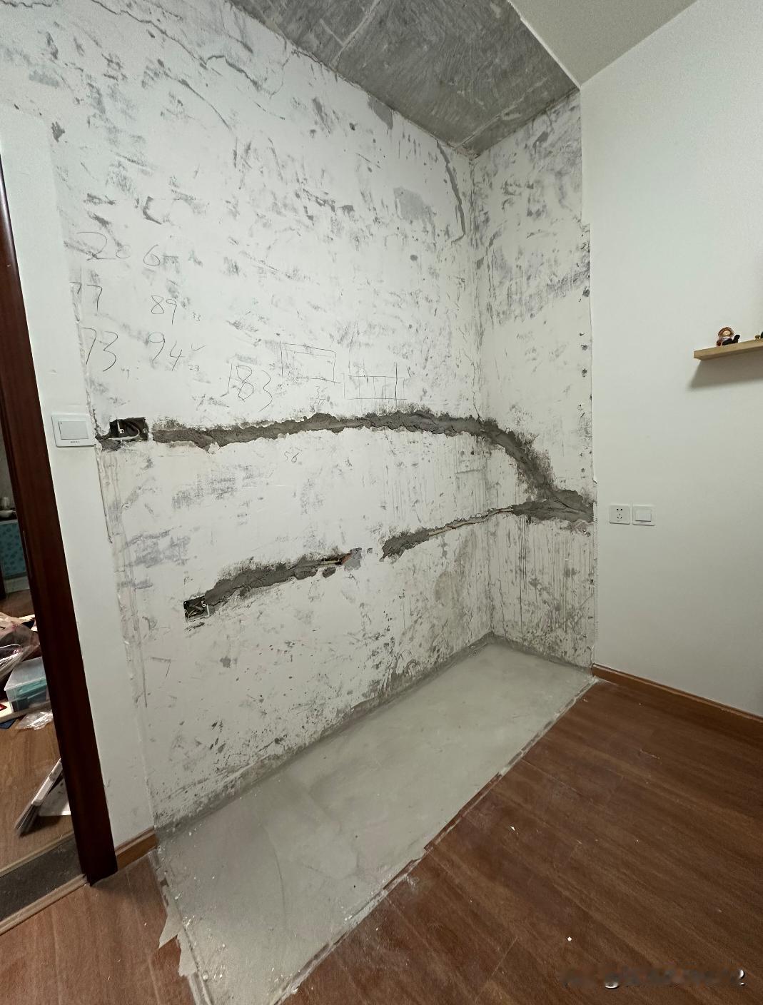 定制衣柜拆了！天塌了！定制衣柜拆了后面居然是这样的！[哭哭]这可怎么处理啊？