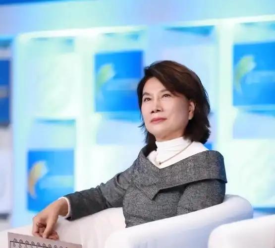 董明珠这回是真低头了。欧洲热浪烧到40度，中国空调卖疯了，美的海信TCL赚得盆满