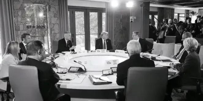 你敢信吗？G7峰会上发生了这么戏剧性的一幕。欧盟主席冯德莱恩专门掏出来一块磁铁