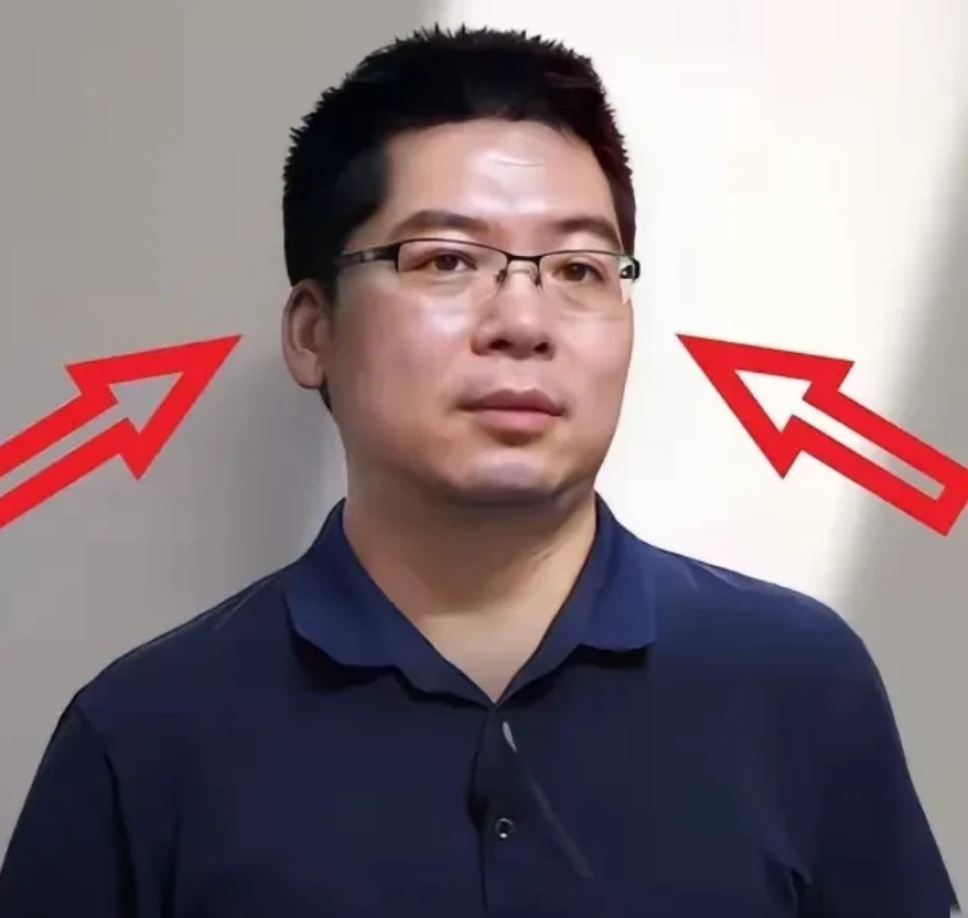 钟威现在估计要挠头了。他怎么也没想到，拼死从火场拽出来的司机，竟是小学同学的表舅