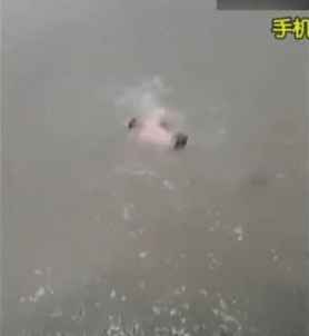 一少年水中溺水拼命挣扎 岸上几名孩子在旁边嬉笑见死不救最终溺亡