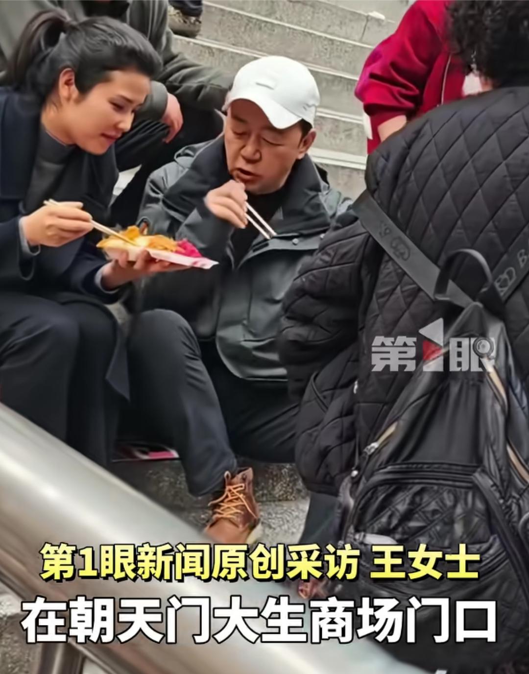 演员郭涛在重庆朝天门大生商场门口，坐在梯坎上吃着糯米盒饭，边吃边合周边上摆起了龙