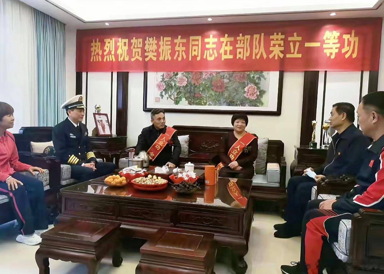 樊振东另外一面，一等功臣。樊振东是军队系统的现役运动员，在第七届世界军人运动会上