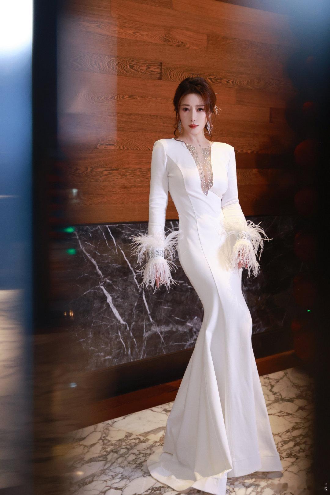 #陈紫函##陈紫函两套造型反差杀#双造型封神，把优雅和酷感同时拿捏住了📸羽毛白鱼尾裙自带贵气滤镜，