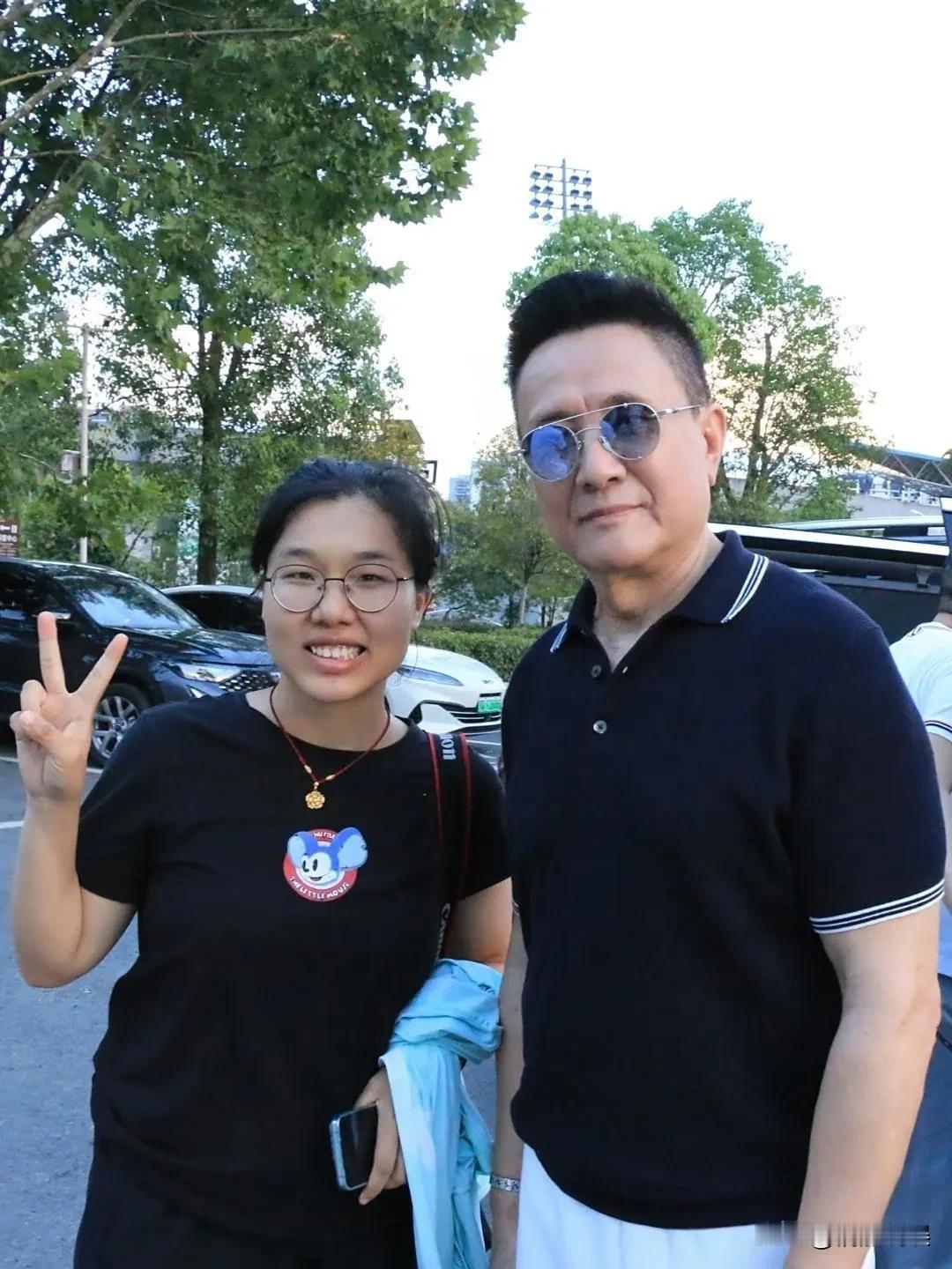 “高书记”才是超越陈道明，张丰毅等人的“爷圈顶流”啊！谁能看出他七十岁了啊，照