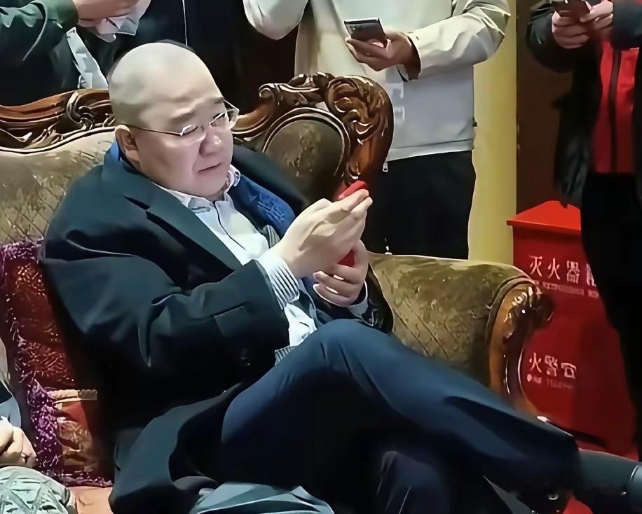 大家说说，娱乐头条最炸点的新闻当属谁？是不是当属英达和巴图的父子纠缠说，多少年不