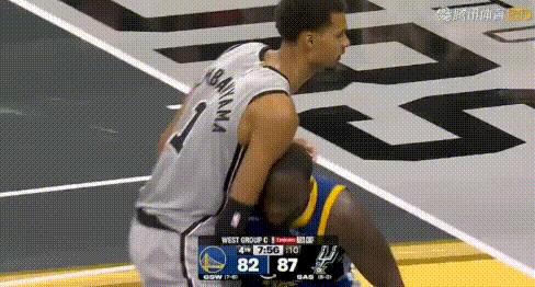狗屎裁判！文班隔扣追梦（5犯）2+1被吹，随后25秒3哨找补马刺。末节追梦篮下