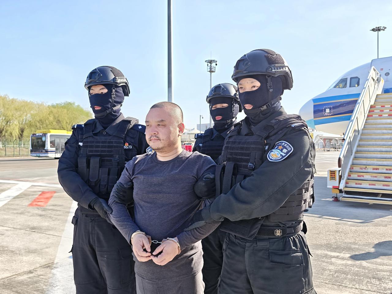 跨境赌诈犯罪集团头目陈志的重要搭挡李雄从柬埔寨金边被押解回国。李雄曾任太子集团旗