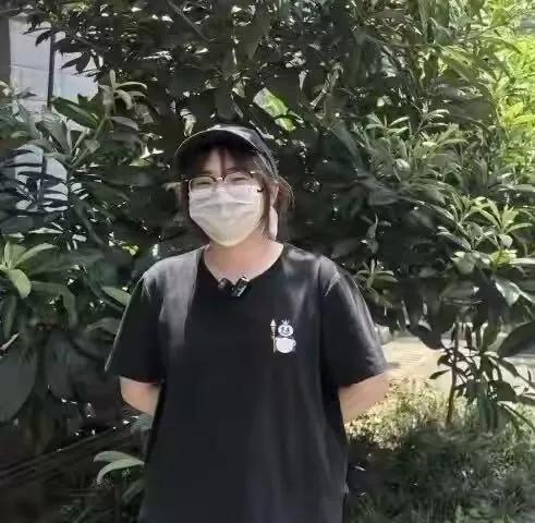 浙江杭州，17岁女孩去卫生间，发现一个牛皮纸袋，鼓鼓囊囊的，好奇的她打开一看，原