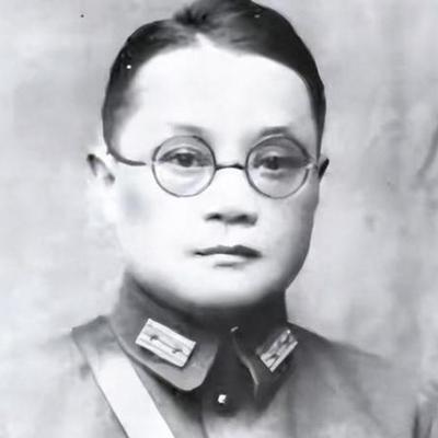 1949年深夜，国民党上将潘文华撞见自己最宠爱的七姨太正在屋里偷偷发电报。潘文华