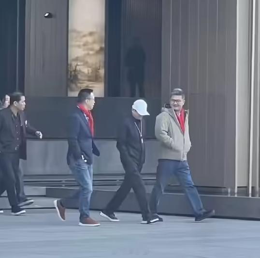 马云低调现身蚂蚁园区，走路还是那么有范