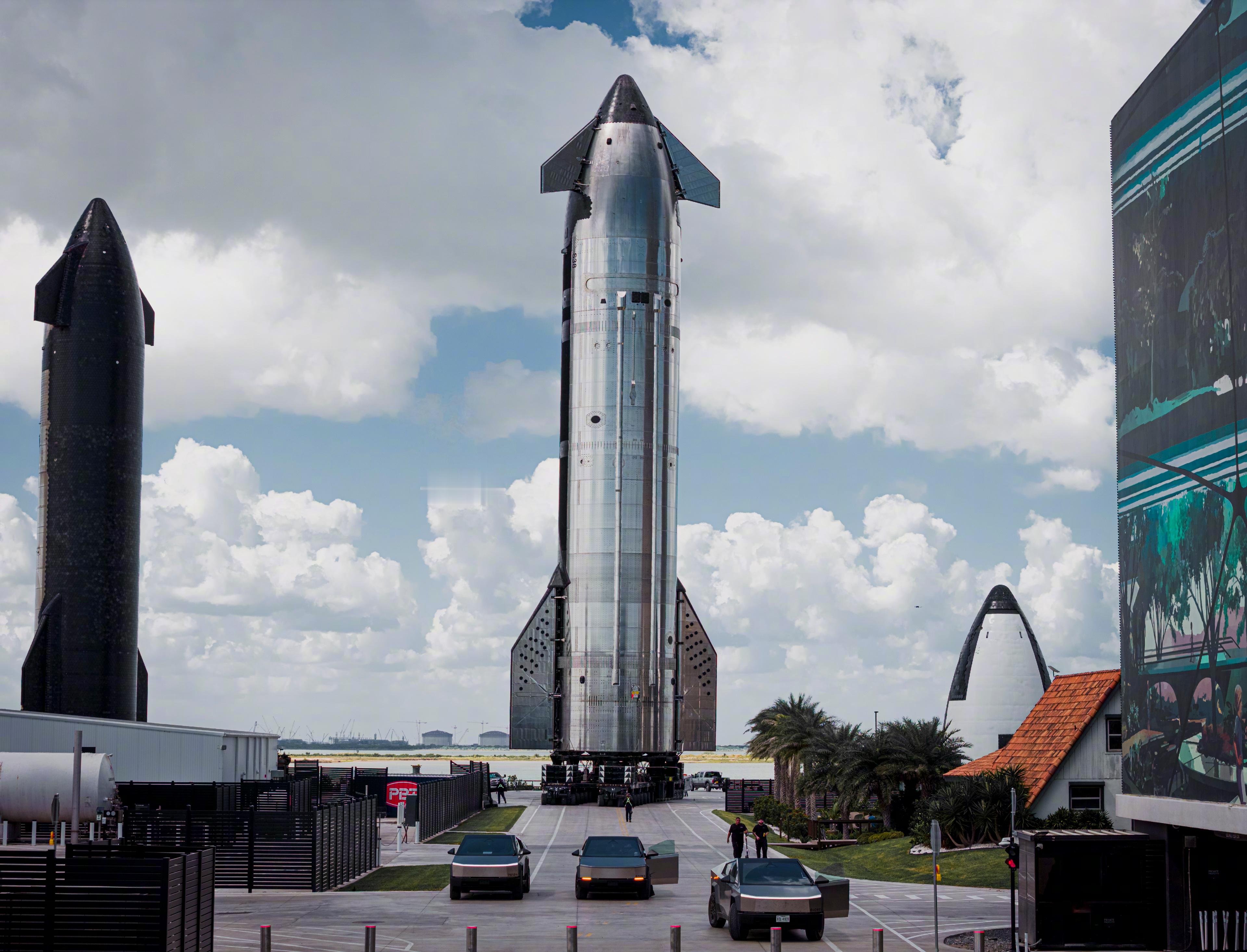 星舰二级飞船S38的转运过程，图源SpaceX。​​​