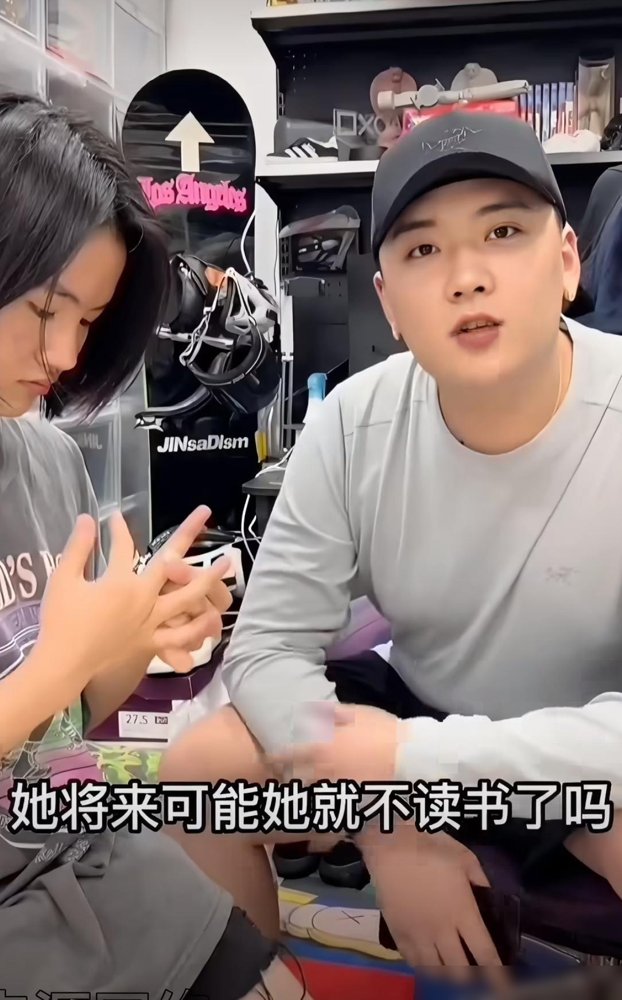 3500块的项链，说买就买，亲闺女也不过如此了。结果呢，李勒优全程就坐那儿抠手，一句话没有。崔晋急了