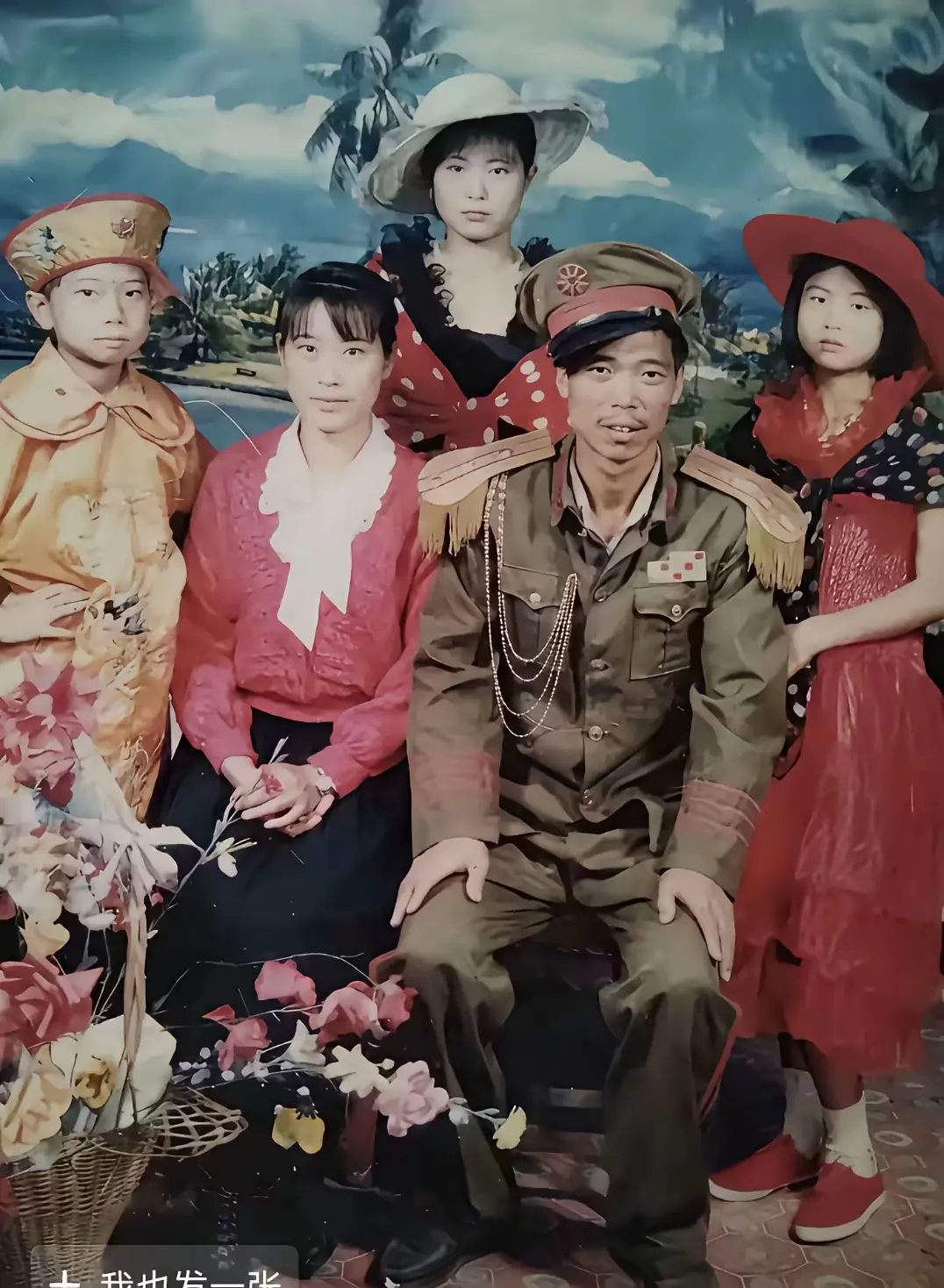 我也有一张珍贵的老照片。我也有一张珍贵的老照片：军阀的爹，民国的妈，东...