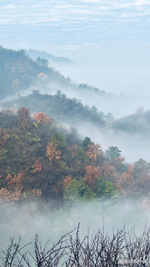 上联：秋云淡抹远山青，下联：春雨轻描碧水绿，下联：冬雪浓铺近岭白。