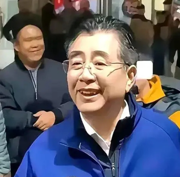 足协主席宋凯灿烂的笑容，总感觉或多或少带点讽刺。一个足协主席，随队出征，就得肩
