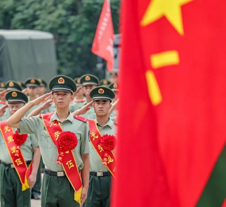 “去到部队后，你不干满12年不要退伍”！估计这是大多数兵爸兵妈想对孩子说的话。