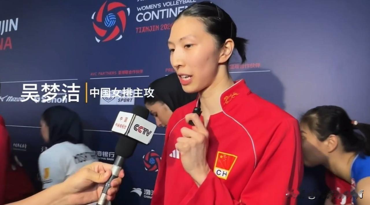 捕捉到一只鬼鬼祟祟的龚翔宇！中国女排赢了伊朗女排赛后，吴梦洁接受了央视的采访，龚