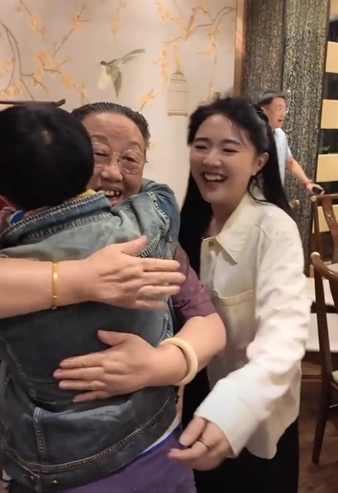 金龟子十一带女儿女婿回王宁老家，热情与公婆拥抱，家风真好！​​​