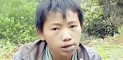 2006年，广西6岁男孩父亲意外去世，母亲抛弃他带着弟弟离开，为了生存，他挖野菜