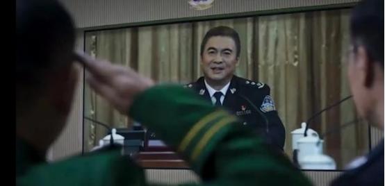 武警大校主动向一级警监敬礼，一级警监坦然受礼，却连个回礼都没有，这架子可真不小啊