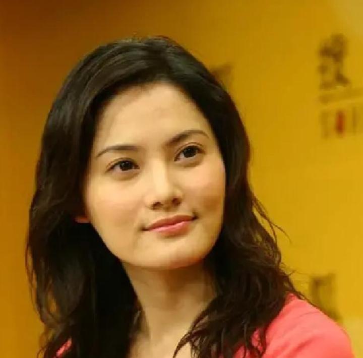 75岁的百亿大亨前脚刚走，尸骨还没凉透，56岁的红颜旧知己立马翻脸，反手就把原配