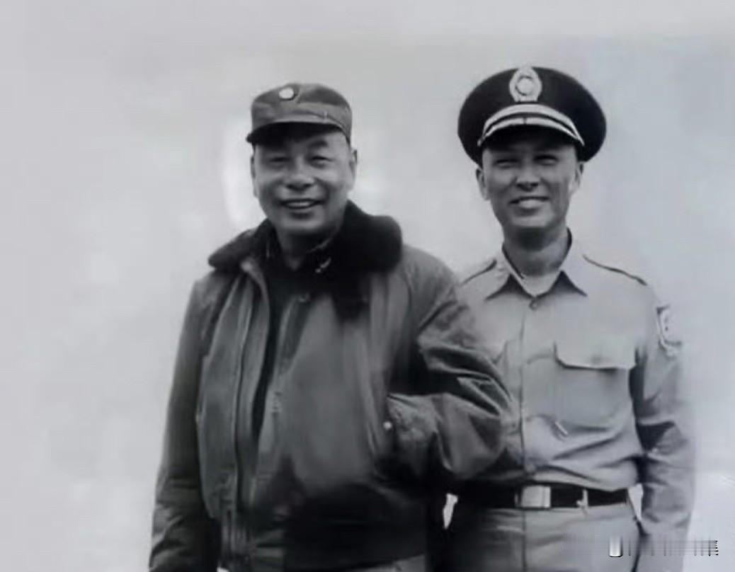 蒋经国与头号心腹王昇的合影。两人的渊源始于1939年，当时蒋经国主政江西赣南，王