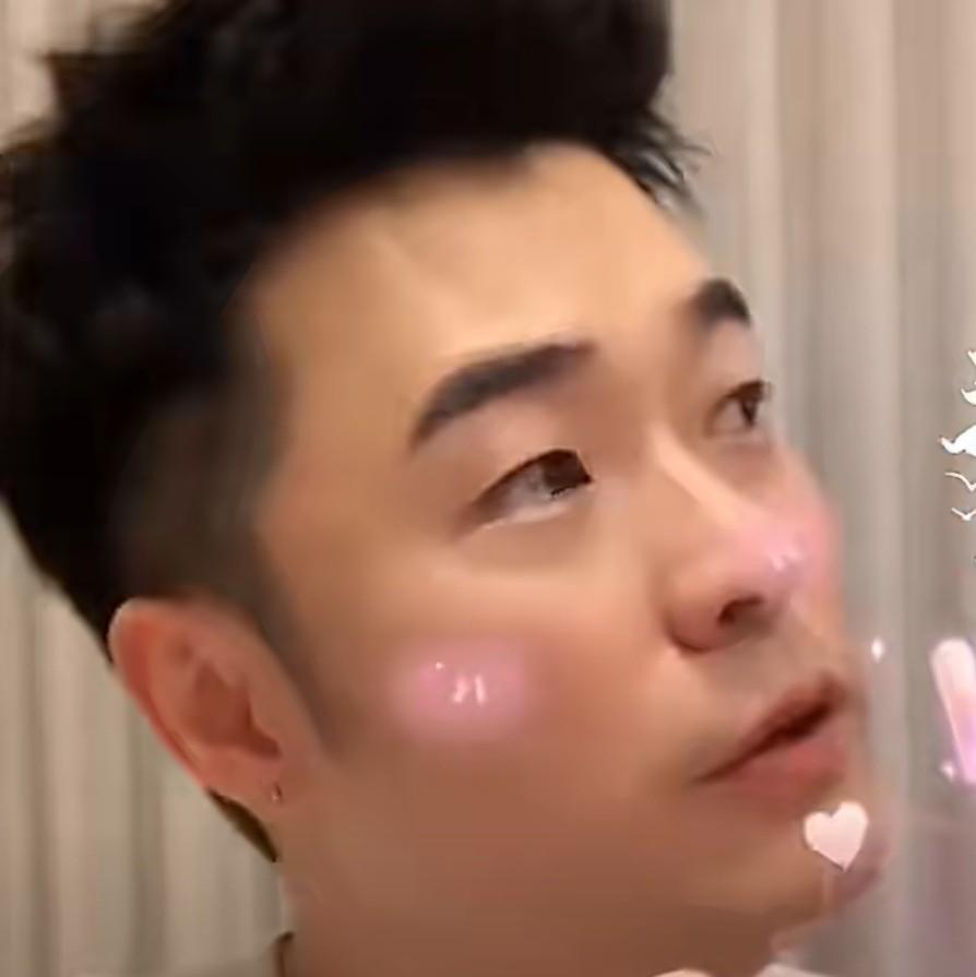 陈赫引发热议。9月8日，陈赫冲上热搜，这回他估计参加不了奔跑吧这个节目了，他眼