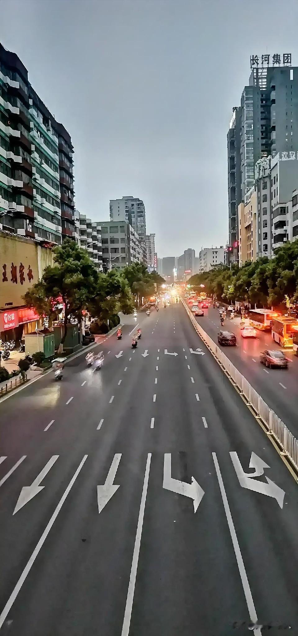是谁使人处于社会最底层？本来每个自然人的能动性，都是在同一起步线，同工同酬，人
