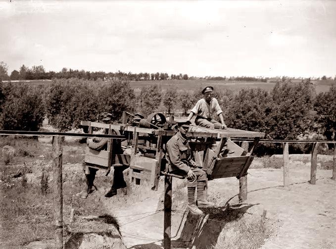 1918年，几个法国士兵乘坐单轨运输车，从战壕上方快速滑过，一转眼便消失在了山脚