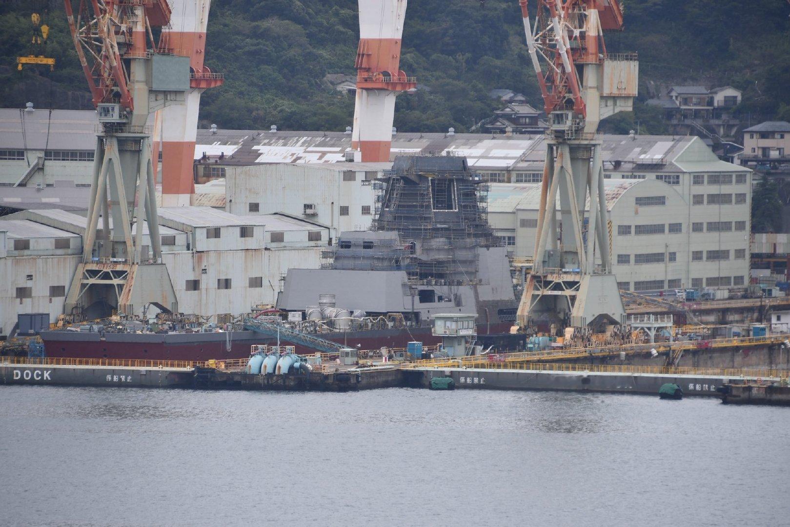 #中外舰闻#10月4日，长崎造船厂的宙斯盾系统搭载舰已经安装了后方两面雷达天线框架​