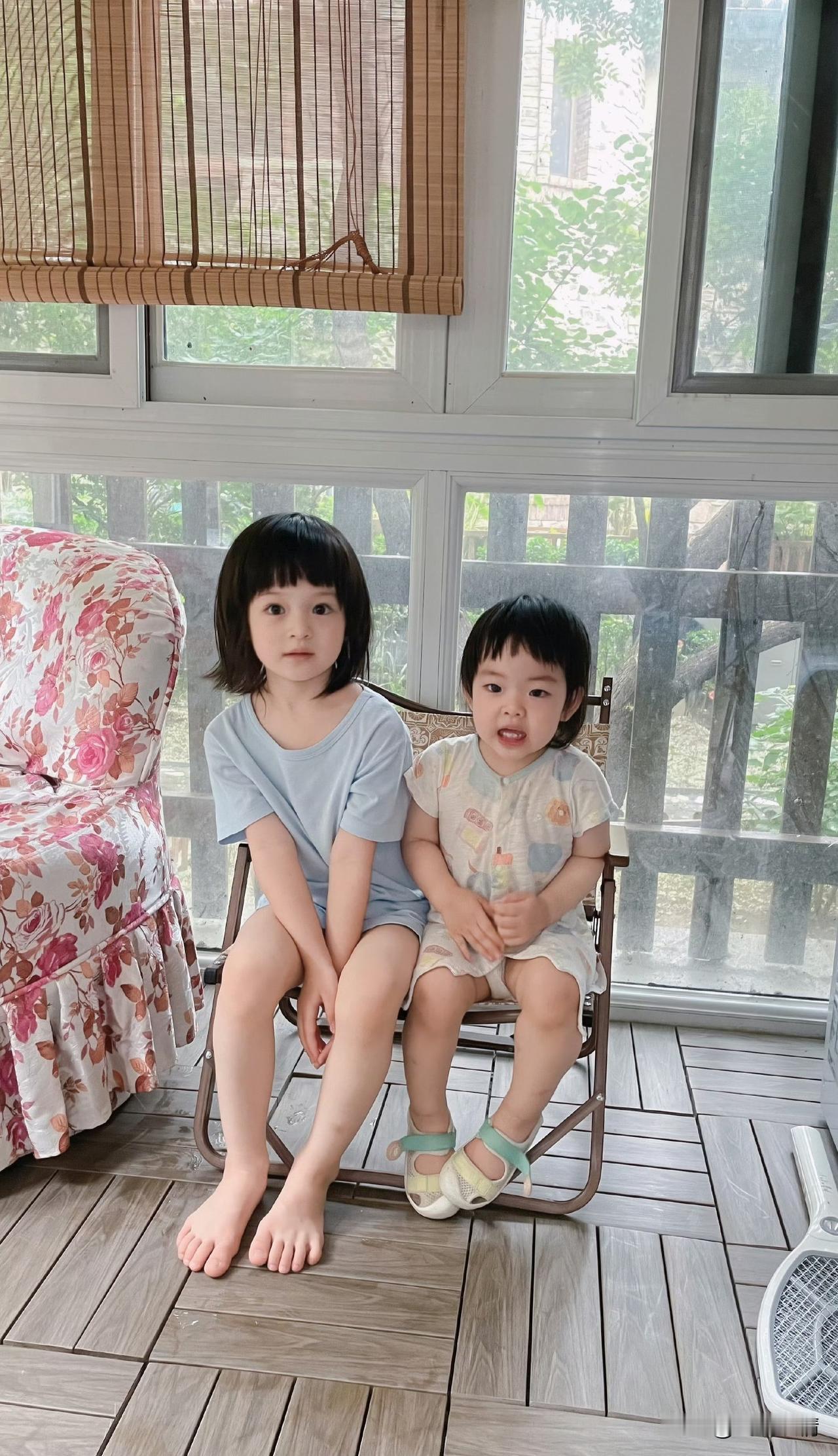 贾晓晨樊少皇两个女儿好可爱！5月13日，贾晓晨晒出两个女儿兜兜和团团小时候的旧