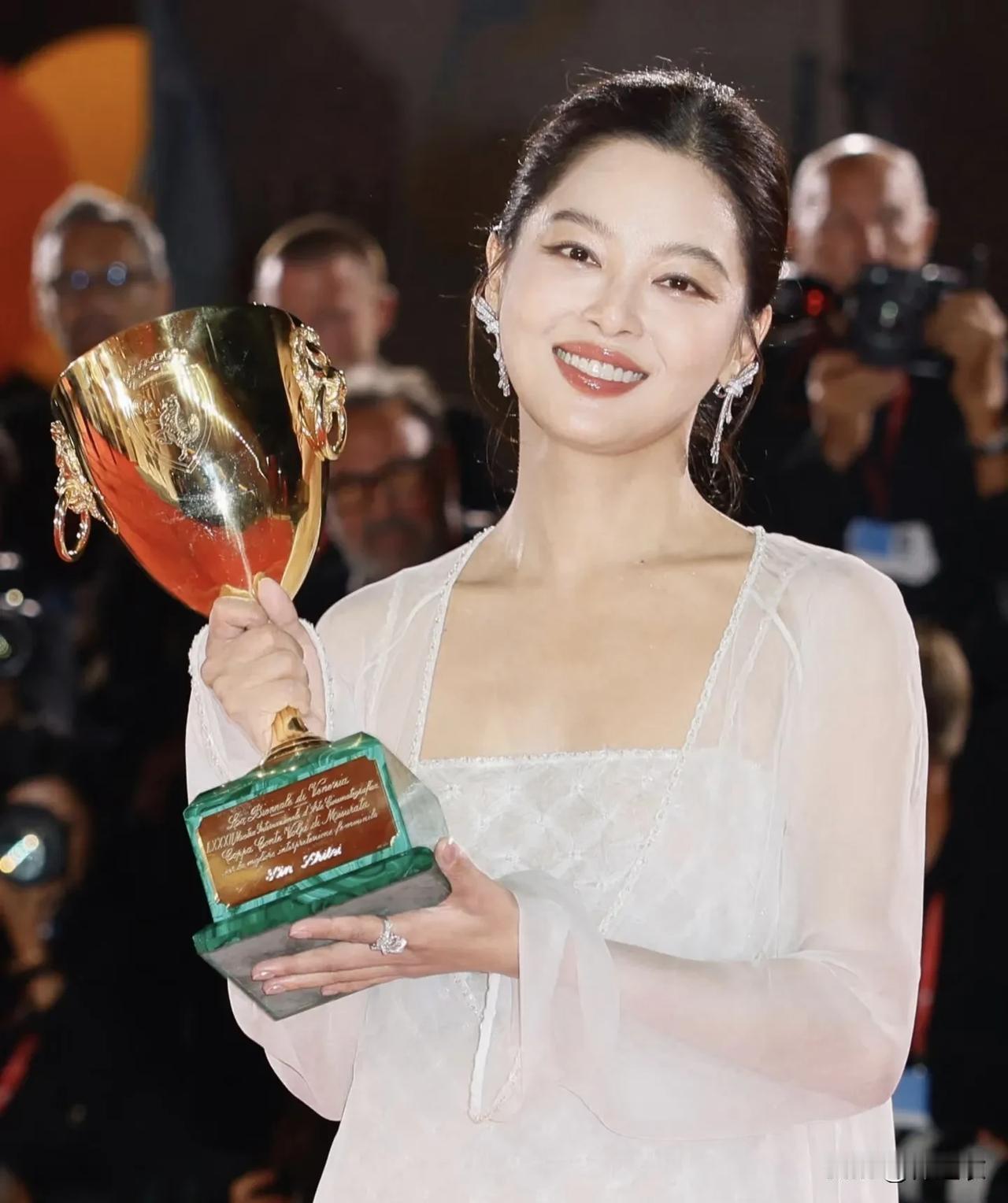 辛芷蕾得奖了，这不是一件很值得高兴的事情吗？为什么很多人非黑即白。而且辛芷蕾
