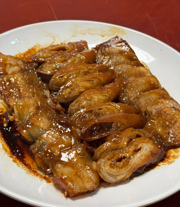 肥肠拼叉烧烧鸡和咸蛋黄干焗猪肉猪杂