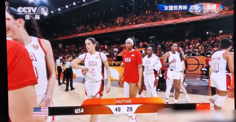 19岁2米23女篮小将对阵美国上场就懵，球迷骂宫指导瞎换人！张子宇在U18亚洲杯拿过单场42分14篮